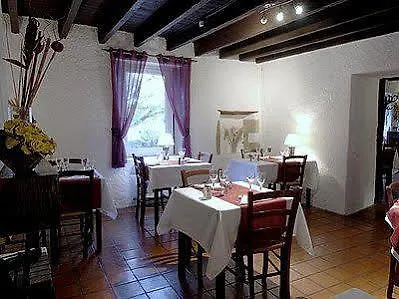 فندق Logis Les Vieilles Granges-les-Beaumont